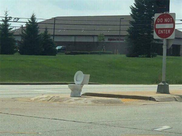 Sự nhân đạo có ở mọi nơi, như thế này thì chẳng lo tìm nhà vệ sinh công cộng. 