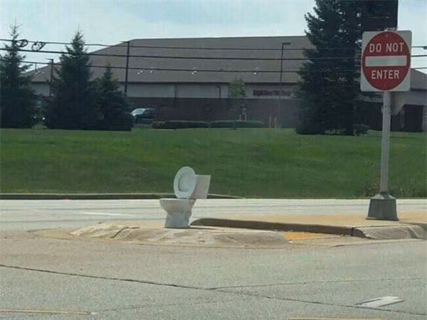 Sự nhân đạo có ở mọi nơi, như thế này thì chẳng lo tìm nhà vệ sinh công cộng. 