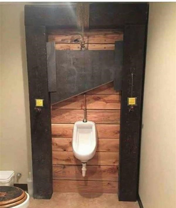 Máy chém phiên bản bồn cầu cho người dùng "vừa đi vừa khóc". 