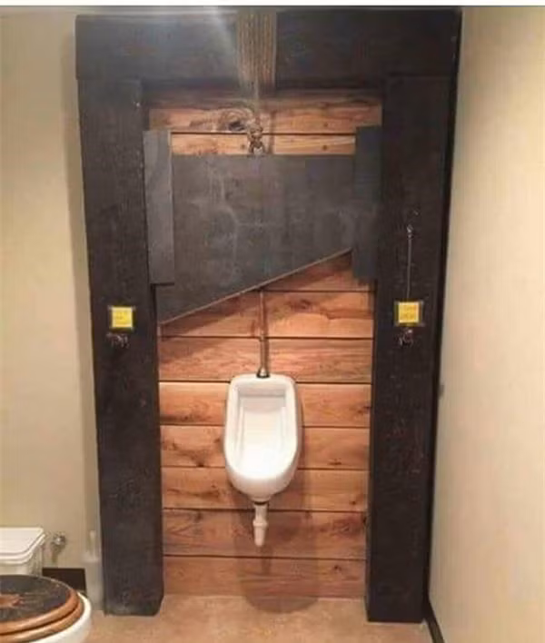 Máy chém phiên bản bồn cầu cho người dùng "vừa đi vừa khóc". 