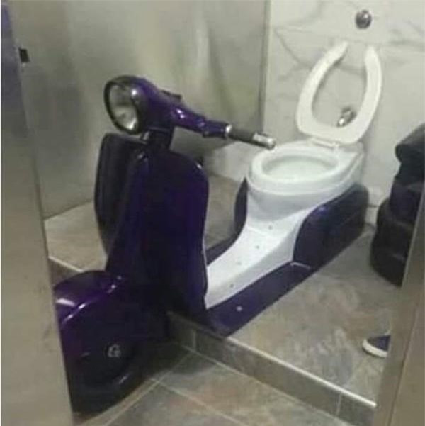 Điểm chung của những chiếc bồn cầu này là đều độc đáo, có 1-0-2, vừa “dị dạng” vừa hài hước. Cụ thể, từ bồn cầu hiệu Hello Kitty, bồn cầu hình người, tới bồn cầu máy chém,... tất cả đều có đủ đầy, thậm chí, kể cả các thiết kế "không ai dám nghĩ" tới cũng không thiếu ví dụ trong ảnh là bồn cầu vừa "giải quyết nỗi buồn" vừa lái xe. 