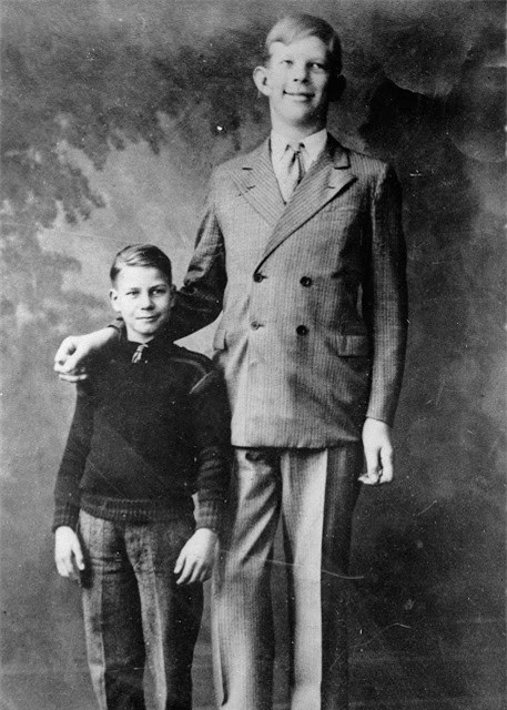 Robert Wadlow khi 10 tuổi đứng cạnh người bạn cùng trang lứa.