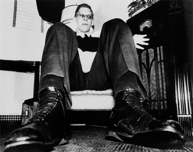 Vì kích thước cơ thể khổng lồ nên Robert phải đi đôi giày dài tới 47 cm. Cánh tay ông dài 2,88 mét trong khi bàn tay của người đàn ông cao nhất thế giới này cũng lên tới 32,4 cm tính từ cổ tay đến đầu ngón tay giữa.