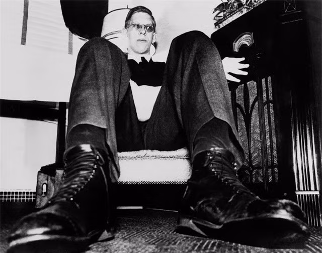 Vì kích thước cơ thể khổng lồ nên Robert phải đi đôi giày dài tới 47 cm. Cánh tay ông dài 2,88 mét trong khi bàn tay của người đàn ông cao nhất thế giới này cũng lên tới 32,4 cm tính từ cổ tay đến đầu ngón tay giữa.