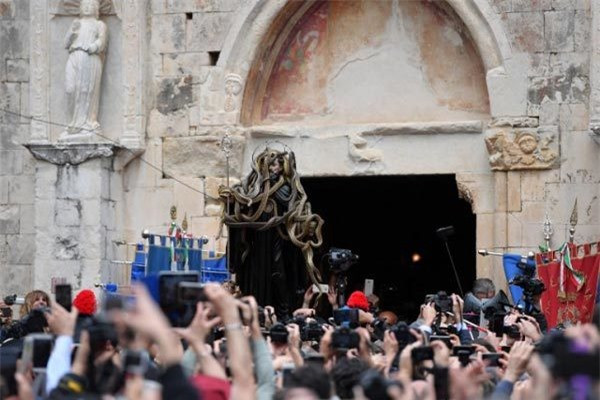 Sau đó, bức tượng rắn sẽ được rước đi khắp thị trấn, qua các đường phố và quảng trường. Người dân Cocullo quan niệm, việc rước Thánh rắn sẽ giúp họ tăng khả năng miễn dịch với nọc độc rắn cắn trong cả năm sắp tới, cho tới lễ Thánh rắn năm sau.