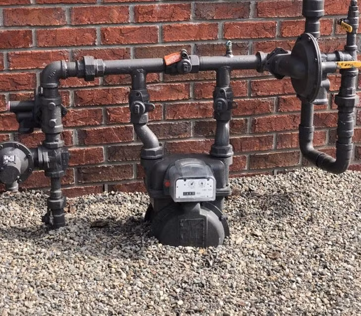  Robot đang cố gắng bám lấy thanh chắn để tránh bị lún vào cát?