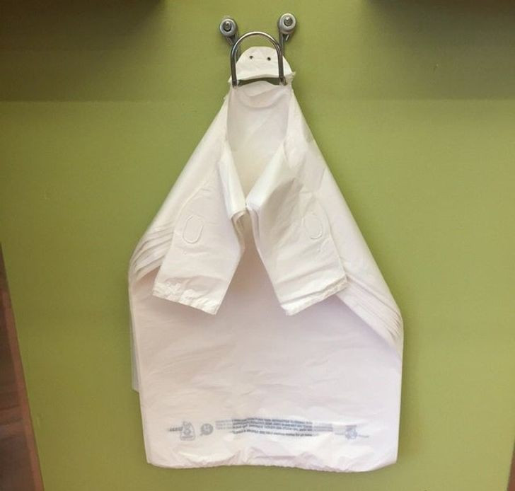  Túi nilon như có mắt vậy. 