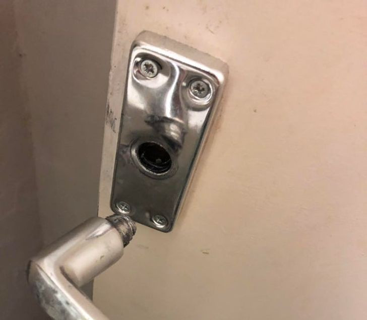  "Vẻ mặt" hốt hoảng của tay nắm cửa. 