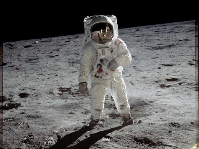 6. Aldrin và Armstrong ở lại trên mặt trăng trong 21 giờ và 36 phút nhưng phần lớn thời gian ở trong mô đun. Các phi hành gia bước lên Mặt trăng khoảng 4,5 giờ sau khi hạ cánh xuống bề mặt. Họ đã tiến hành thu thập các mẫu vật, chụp ảnh, quay video, cắm một lá cờ Mỹ và để lại một tấm bảng trên Mặt Trăng. Ngoài ra họ cũng thực hiện một vài thí nghiệm và trả lời cuộc gọi từ Nhà Trắng. Sau khoảng 2,5 giờ trên bề mặt, hai phi hành gia quay trở lại mô đun mặt trăng để có thể ngủ nghỉ.