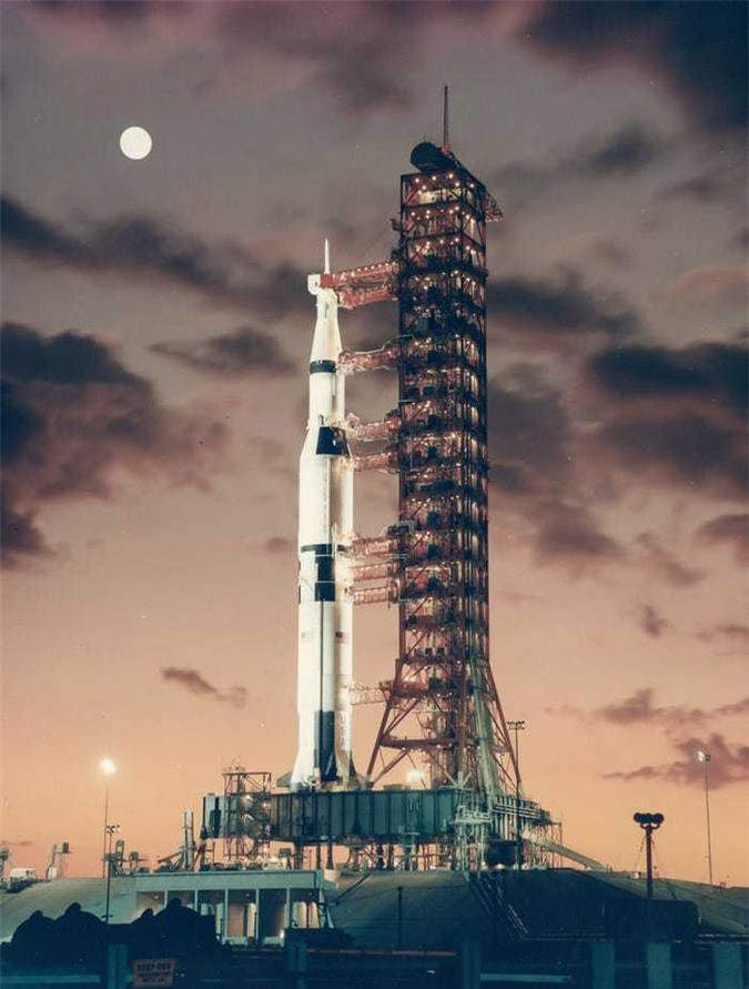 4. Tên lửa Saturn V đưa phi hành gia Apollo 11 lên vũ trụ là tên lửa cao nhất, nặng nhất và mạnh nhất từ trước đến nay. NASA đã phóng tổng cộng có 13 tên lửa Saturn V từ năm 1967 đến 1973, mà không có bất cứ tổn thất nào, đưa 27 phi hành gia lên vũ trụ, tại Skylab, trạm không gian đầu tiên của Mỹ. Mỗi tên lửa cao 110 mét và nặng 2,8 triệu kg.