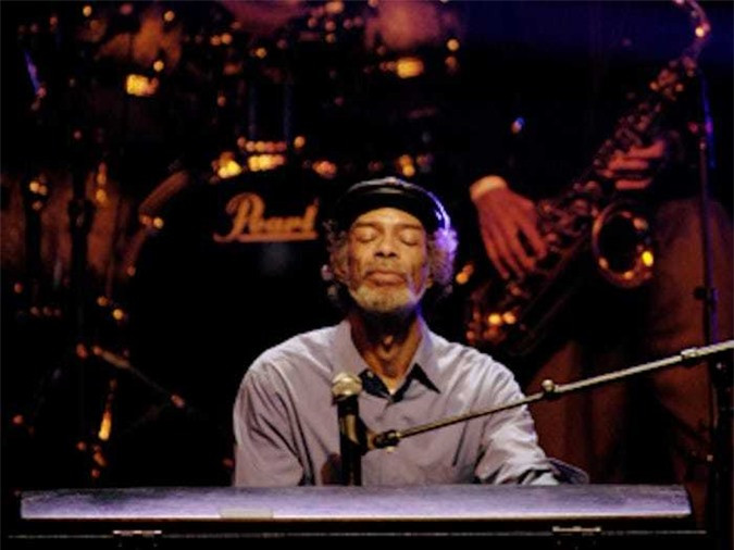 5. Nhạc sĩ Gil Scott-Heron từng viết một bài hát phản đối sứ mệnh mặt trăng, có tên "Whitey On The Moon". Gil Scott-Heron biểu diễn tại Phòng khiêu vũ Regency ở San Francisco, ngày 3/10/2009.