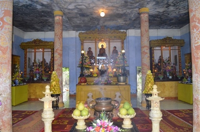 Sau khi qua đời, vua Khải Định được an táng tại Ứng Lăng ở xã Thủy Bằng, huyện Hương Thủy, Thừa Thiên Huế. Lăng Khải Định là kiệt tác nghệ thuật, mang vẻ đẹp kết hợp giữa nét kiến trúc phương Đông pha lẫn phương Tây. 