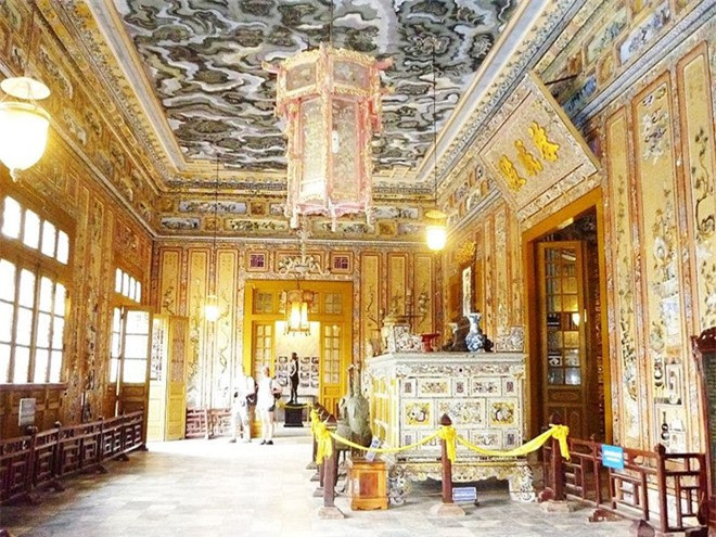 Nghệ nhân Phan Văn Tánh đã dùng chân để vẽ bức tranh “Cửu Long ẩn vân” - 9 con rồng ẩn trong mây tại lăng vua Khải Định. Phan Văn Tánh là họa sĩ nức tiếng đương thời.