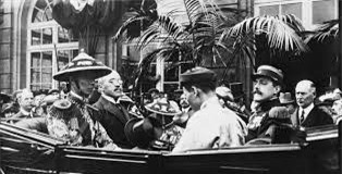 Khải Định bị đánh giá là vị vua chỉ ham chơi bời, cờ bạc. Ông tự sáng chế ra những bộ y phục mới cho mình và cả quan hộ vệ. Ông còn rất chuộng trang điểm, ăn mặc lòe loẹt, không tuân theo y phục hoàng tộc truyền thống và thường bị đả kích trên báo chí đương thời. 