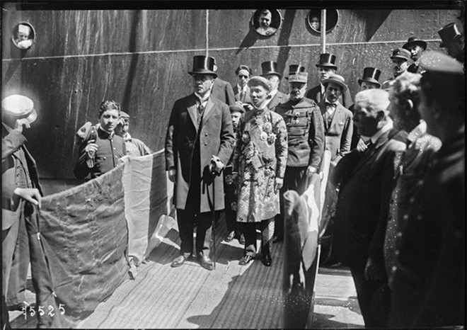 Năm 1922, vua Khải Định có chuyến “Ngự giá Như Tây”, tới Pháp để dự hội chợ đấu xảo của các nước thuộc địa. Tính cách và cách ăn mặc lố lăng của Khải Định bị chê bai rất nhiều. Lãnh tụ Nguyễn Ái Quốc đã viết vở kịch Con rồng tre để châm biếm vị vua nịnh nọt triều Nguyễn. 