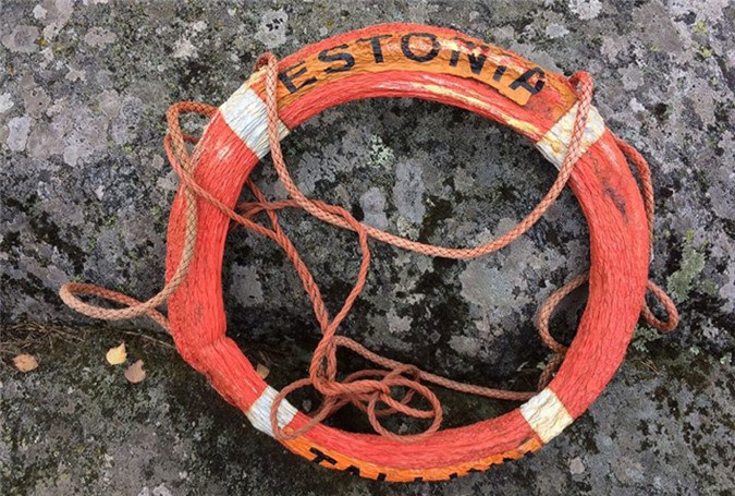 Một phao cứu đắm của MS Estonia dạt vào bờ. Estonia là một điểm du lịch nổi tiếng và vừa túi tiền đối với người Thụy Điển. 