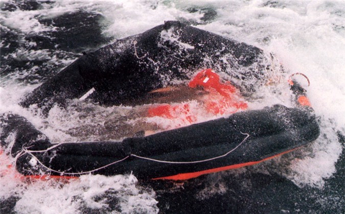 Một xuồng cứu sinh của tàu MS Estonia. Theo trang History, MS Estonia đang chạy ở vùng biển ngoài khơi quần đảo Turku thì bên mạn phải tàu xuất hiện vết nứt lớn khi gặp thời tiết bão. Tàu bị nghiêng sang phải 30-40 độ và mất điện khiến cho hệ thống định vị, báo động tê liệt. 