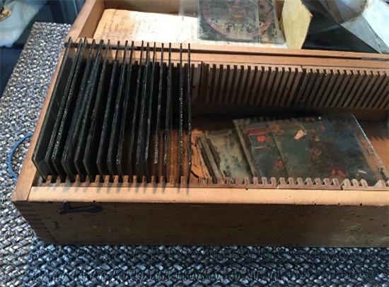  Sau khi mở hòm, ông phát hiện bên trong có một bộ sưu tập kính ảnh (tiếng Anh gọi là photographic plate. Đầu những năm 1920, thợ ảnh thường dùng kính ảnh để chụp trước khi chuyển sang dùng phim, thời nay mọi người dùng thẻ nhớ để lưu trữ ảnh). 