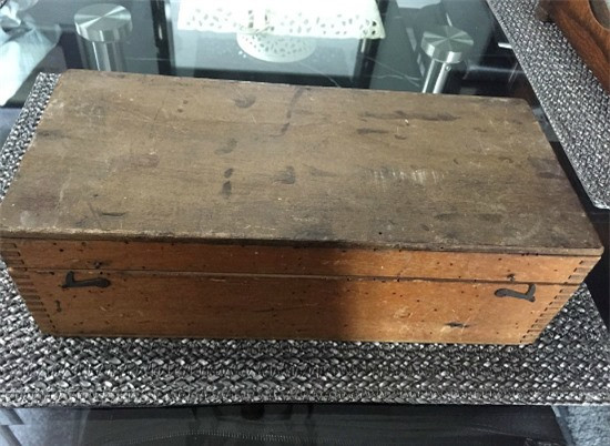  Ông tin rằng những vật dụng này đã tồn tại 100 năm về trước. Tất nhiên, những bức ảnh theo thời gian cũng bị hư hại nặng nề. May thay, ông Pack là một nhà phục chế ảnh chuyên nghiệp và đã phục chế lại những tấm kính ảnh kia. 