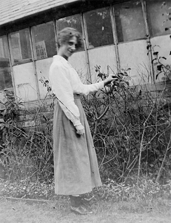  Có một tờ danh sách để trên nóc hộp ghi bằng tiếng Anh nhưng nó nói rằng họ được chuyển đến Pháp. Không có nhiều gia đình đủ điều kiện mua máy ảnh bởi thời đó máy chụp hình rất đắt đỏ. Vì vậy, gia định này có lẽ rất giàu có”. 