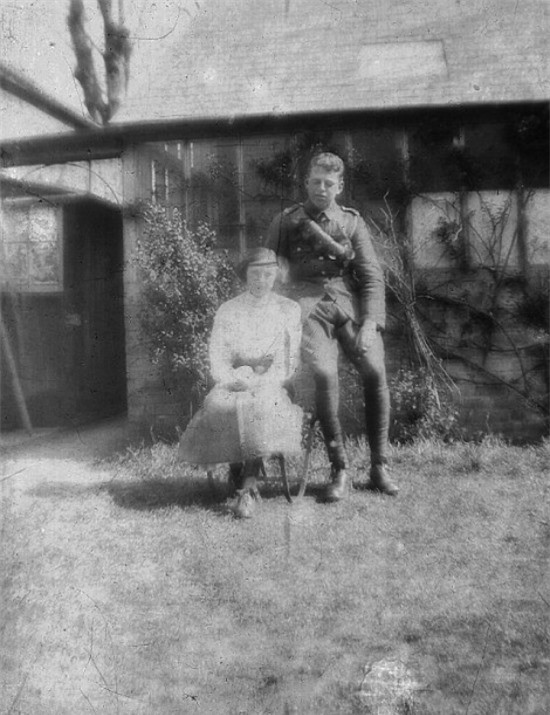  Ông Greg Pack còn cho biết thêm: “Nhìn vào tấm ảnh người đàn ông mặc quân phục chụp cùng một người phụ nữ, tôi cảm giác đó là đồng phục của quân đội Anh trong thế chiến thứ I, nhưng cũng có thể là đồng phục của Pháp. 