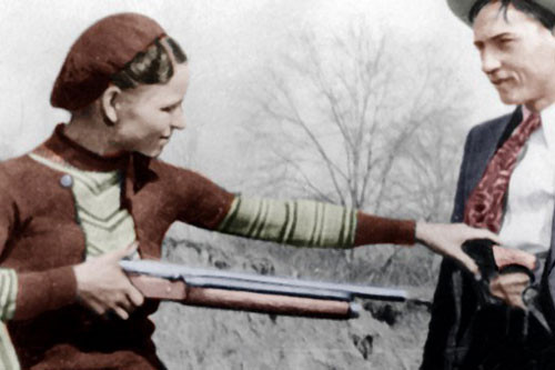 ##sc### 2. Bonnie Parker: Cùng với tên tội phạm Clyde Barrow, Bonnie Parker đã trở thành một trong hai sát thủ khét tiếng nhất vùng phía Nam và miền Trung nước Mỹ từ năm 1930 - 1934. Trong thời gian đó, cả hai đã được cho là giết chết 9 cảnh sát và cuối cùng bị bắn chết. 