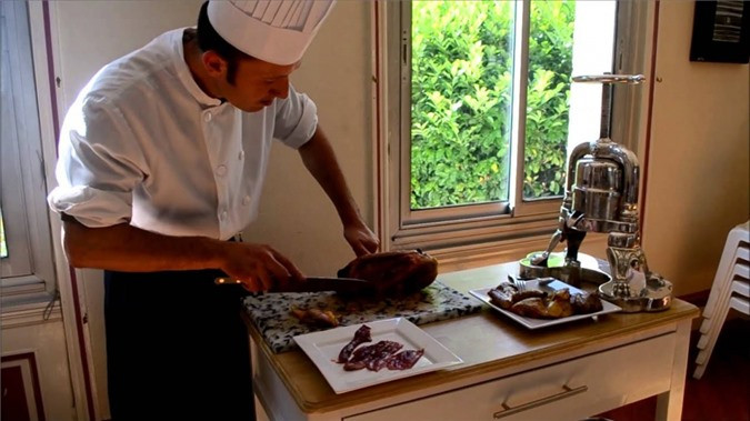 Canard à la presse (Pháp): Tên Việt hoá của món này là vịt bóp, nhưng cái tên này không đủ để mô tả món ăn này. Thoạt nhìn đây là món vịt bình thường, tuy nhiên cách làm mới khiến nhiều người phải suy nghĩ. Một con vịt vừa đủ trưởng thành, còn trẻ và mập mạp sẽ được giết chết bằng cách... chèn cho nghẹt thở. Cách này được cho là giúp giữ máu trong thịt không bị thất thoát, song nhiều nhà nhân đạo cũng cho rằng quá trình này gây đau đớn tột cùng cho con vịt.