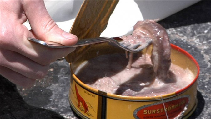 Surströmming (Thuỵ Điển): Hay còn gọi là món cá trích Baltic, cá trích lên men, là một món ăn truyền thống của Thuỵ Điển, thường được đánh bắt ở vùng Biển Bắc trước mùa sinh sản. Đây tưởng chừng là một món cá ngâm muối bình thường, tuy nhiên lại đặc biệt ở chỗ lượng muối được dùng.