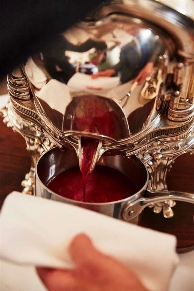 Tuy nhiên, dù có thế nào thì cũng không thể chối bỏ rằng món vịt bóp này chính là một trong những tinh hoa ẩm thực Pháp, với cách chế biến được đánh giá là giúp thịt vịt mềm và ngon ngọt hơn. 