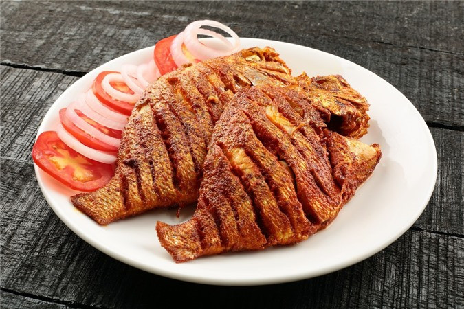 Lật cá trên bàn ăn ở Trung Quốc là điều tối kỵ. Hành động này gợi đến hình ảnh lật thuyền, công việc không thuận buồm xuôi gió. Ảnh: Swiggy. 