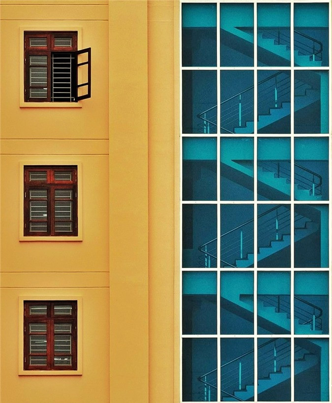 "Lỗi" (trái) là ảnh chụp bức tường bên ngoài một cửa hàng trên đường Hai Bà Trưng (TP.HCM). Nhiếp ảnh gia này bị chú ý vì một viên gạch rơi ra từ bức tường được làm rất kỳ công. "Mình nghĩ điều này cũng như giọt mực rơi trên giấy. Con người có xu hướng chỉ nhìn lỗi sai mà không có đánh giá tổng thể, khách quan". Bức ảnh bên cạnh mang tên "Lỗ thở" được chụp tại Đà Lạt (Lâm Đồng).