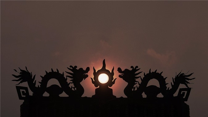 Thắng Nhật dành thời gian đi nhiều tỉnh thành trên khắp Việt Nam để tìm nguồn cảm hứng sáng tác. Anh tâm sự mình thích những điều giản đơn nên không thoải mái khi được nhờ chụp chân dung bởi hay bị chê "toàn lấy khoảnh khắc tự nhiên, không biết tránh góc chết". Trong ảnh, tấm "Lưỡng long tranh châu" được anh sáng tác bên bờ sông ở quận 2. "Tôi bất chợt thấy một hình tròn trên mái miếu. Nhân lúc mặt trời xuống, không quá chói, tôi đã chụp cả 2 bằng kỹ thuật phơi sáng kép có sẵn trên máy ảnh", anh kể vớiZing.