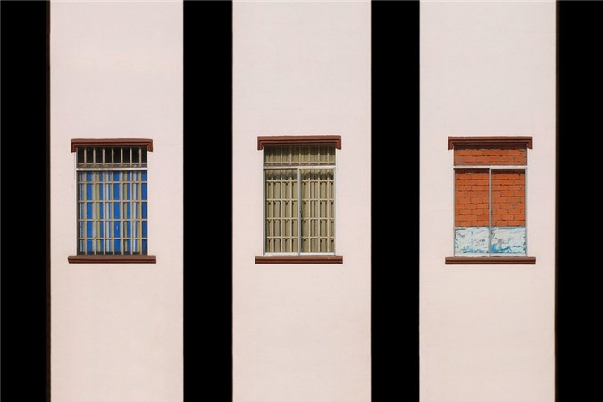 Bức ảnh tâm đắc nhất của Thắng Nhật là "Cửa sổ trên cùng một bức tường có nhất thiết phải giống nhau". Thông điệp anh muốn truyền tải là không nên đánh đồng những người có cùng gốc gác, quê hương, gia đình vì mỗi con người là một cá thể riêng biệt.