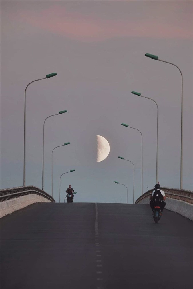 Bức ảnh trước được đặt tên "Tôi nói mặt trời có nghe rõ không". Bức ảnh sau là "Vầng trăng ai xẻ làm đôi".