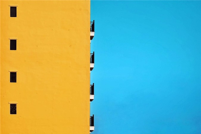 Tác giả gọi tấm ảnh này là "Màu của Hội An" vì bức ảnh mang những gam màu đặc trưng nhất ở phố cổ. Anh cho biết mình không muốn đi theo lối mòn của các tác phẩm chụp Hội An như cô gái áo dài, cụ bà nón lá... "Tôi tìm thấy một khách sạn được sơn màu vàng rất Hội An. Sau đó, tôi lái xe quanh khách sạn, chụp nhiều góc đến khi có những bức hình ưng ý nhất. Công đoạn cuối là hậu kỳ để bức ảnh mang 2 màu nổi bật của phố Hội", anh kể.