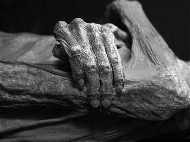 Khi cơ thể của cô được khai quật lên, người ta đã nhận thấy rằng, gương mặt của cô cúi xuống cắn cánh tay của mình và có rất nhiều máu trong miệng. Ở đây còn có một xác ướp được cho là "xác ướp nhỏ nhất thế giới", không lớn hơn so với một ổ bánh mì. Đó được cho là bào thai trong người một phụ nữ xấu số đã chết trong trận dịch tả.