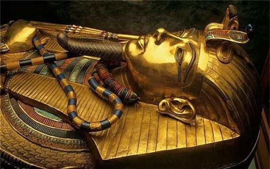 4. Hoàng đế Ai Cập Tutankhamun: Ngày 4/11/1992, nhà khoa học Howard Carter đã tìm thấy quan tài chứa thi thể của hoàng đế Ai Cập Tutankhamun. Cái chết của vị hoàng đế trẻ tuổi này vẫn còn nhiều thắc mắc chưa rõ lời giải đáp. Tutankhamun đã qua đời một cách bí ẩn vào năm 1325 TCN. Có nhiều giả thuyết về cái chết của Tutankhamun, có thể là ông đã bị ám sát, bị đột tử hay bệnh nặng. Năm 1968, trong một bức ảnh chụp X quang hộp sọ Tutankhamun, người ta tìm thấy mảnh xương gãy trên sọ của ông. Kể từ đó, tin đồn lan truyền rằng vị vua trẻ đã bị giết hại. Tuy vậy, vết nứt trên xương cũng có thể là do ông bị ngã hoặc một tai nạn trong quá trình ướp xác. Hiện nay, bằng kỹ thuật Y khoa hiện đại người ta đã tìm ra nguyên nhân cái chết của Tutankhamun là do bị sốt rét, nhưng vẫn còn nhiều bí ẩn tồn tại quanh xác ướp của vị Hoàng đế Ai Cập trẻ tuổi này. 