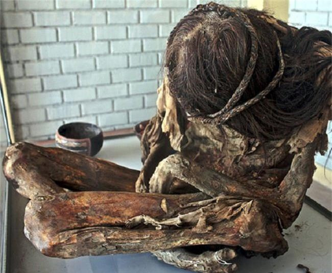 9. Xác ướp Nazca, Peru: Nằm chôn vùi trong cát bụi sa mạc, cách thành phố Nazca ở Peru 30km, những xác ướp 1.000 tuổi này có xương quai hàm mở như nở một nụ cười khó hiểu, tóc vẫn còn rất nhiều và... mềm nữa.