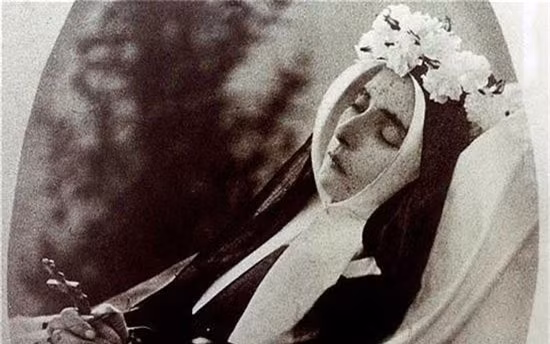 3. Thánh nữ Bernadette: Cuộc đời thánh nữ Bernadette là một cuộc đời nhiều bí ẩn. Ngay cả khi mất đi, cô thôn nữ vùng quê Nevers (Pháp) vẫn còn khiến nhiều người sửng sốt. Sau khi Bernadette mất 30 năm, nhà thờ quyết định khám thi thể của cô. Thật đáng kinh ngạc là thi thể cô không hề bị thối rữa, chỉ như đang ngủ một giấc yên bình. Hiện nay thi thể của cô được đặt tại nhà thờ Lourdes. Các nhà khoa học vẫn không hiểu vì sao sau 132 năm, cơ thể của thánh nữ Bernadette vẫn vẹn nguyên vượt qua mọi sức mạnh của thời gian. 