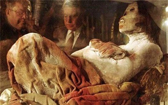 1. Trinh nữ đóng băng Juanita: Tại hầm mộ Monasterio de Santa Catalina ở thành phố Arequipa, Peru, du khách có thể tận mắt chiêm ngưỡng những xác ướp đóng băng bí ẩn ở bảo tàng Museo Santury. Bảo tàng này có một xác ướp vô cùng kỳ lạ. Đó là xác ướp của trinh nữ Juanita. Juanita được xác định là một cô bé có độ tuổi từ 12-14, đã mất cách đây khoảng 500 năm. Xác ướp của Juanita nằm trên đỉnh núi Ampato, cùng với bộ xương của một bé trai, một bé gái và một người phụ nữ khác. Người ta cho rằng họ đã bị giết để làm vật tế các thần linh trên núi. Cơ thể Juanita được bảo quản trong lớp băng đá nên các nhà khoa học gọi đây là “bằng chứng sống” về người Inca. Xác ướp bí ẩn này được tìm thấy ngày 8/9/1995. 