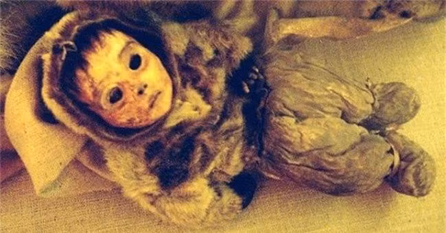 7. Xác ướp ở Greenland: Năm 1972, tám xác ướp được bảo quản rất tốt được tìm thấy trong một khu định cư đã bị bỏ hoang của người Inuit được gọi là Qilakitsoq, ở Greenland. Các xác ướp Greenland gồm một đứa trẻ sáu tháng tuổi, một đứa trẻ bốn tuổi và sáu phụ nữ ở những độ tuổi khác nhau. Họ đã chết khoảng 500 năm trước. Những cái xác này được ướp một cách tự nhiên nhờ nhiệt độ và gió khô trong hang. 