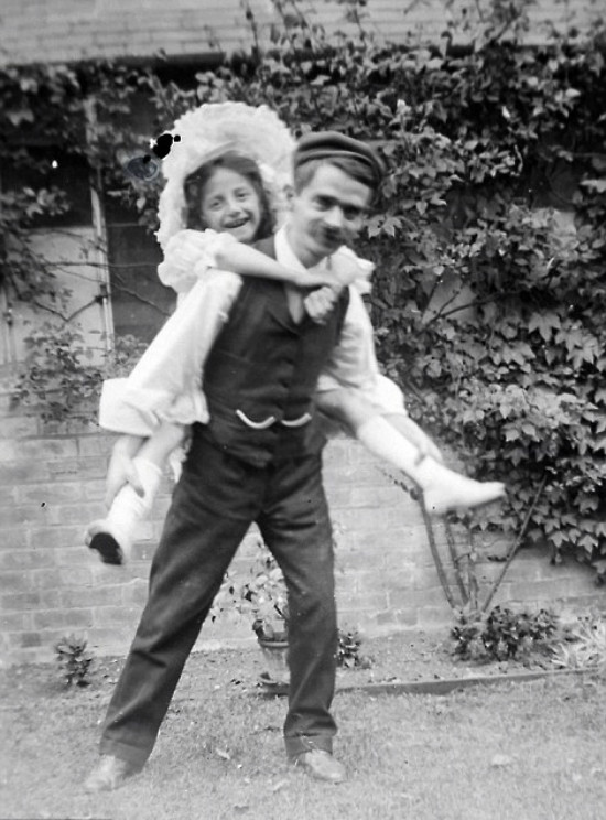  Theo ông Greg Pack, không hề có câu chuyện tâm linh nào cả, các bức ảnh đó chỉ là khoảnh khắc vui đùa của một gia đình nào đó. Ông nói: “Tôi rất buồn khi những đồ cổ này được rao bán với giá rẻ mạt ngoài hội chợ, đang lẽ chúng phải là một gia tài quý giá về ký ức của dòng họ nào đó”. 