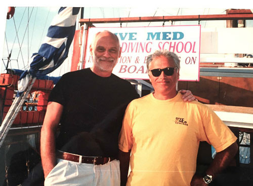  Ông Greg Pack, 70 tuổi (bên trái) sống tại đảo Canvey, Essex, Anh trong một buổi dạo chơi hội chợ đồ cổ, đã tình cờ mua một hòm cổ bằng gỗ với giá 4 bảng (khoảng 120 nghìn đồng). 