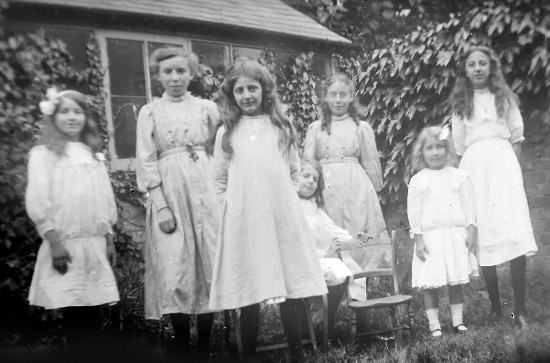  Những tấm ảnh cũ hiện lên có phần rùng rợn. Có bức ảnh chụp 6 đứa trẻ mặc váy trắng đứng trong vườn, lại có ảnh một người đàn ông mặc âu phục cõng một đứa trẻ với vẻ mặt rất vui vẻ. 