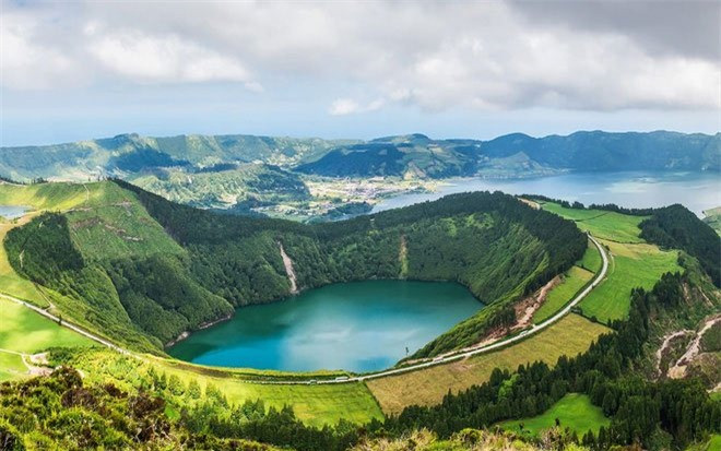 Azores: Plato dẫn lời mục sư người Ai Cập nói rằng họ tin rằng người Atlantis đã chiến đấu với Địa Trung Hải cổ đại và sau đó chìm vào 9,400 trước Công nguyên. Bởi vì Atlantis được cho là một hòn đảo lớn quanh lục địa ở Đại Tây Dương, nên nó được coi là nằm ở Đại Tây Dương. Atlantis được cho là đã xâm chiếm nhiều nơi trên thế giới và tiến hành các cuộc chiến tranh với Hy Lạp và Đông Địa Trung Hải. Một số người tin rằng vụ nhấn chìm Atlantis chỉ diễn ra ở hòn đảo chính còn lại một vài hòn đảo rải rác vẫn còn tồn tại và một trong số đó là những hòn đảo như Azores.