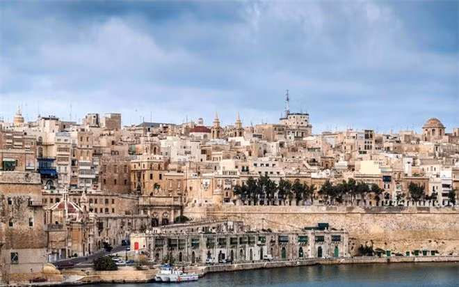 Malta: Malta có những tòa nhà cổ khổng lồ có niên đại từ 9.000 năm trở lên và các nhà khảo cổ chính thống gọi đây là địa điểm sở hữu những tòa nhà bằng đá cổ nhất thế giới. Malta bây giờ vẫn là một hòn đảo đá, nhưng nó đã từng có voi và có cả những bằng chứng cho thấy bằng vùng đất này từng bị phá hủy bởi sóng thần và thảm họa. Tuy nhiên theo những mô tả của Plato thì hòn đảo này quá nhỏ để có thể là Atlantis, nhưng nó cho thấy Địa Trung Hải là một nơi rất khác biệt 12.000 năm trước.