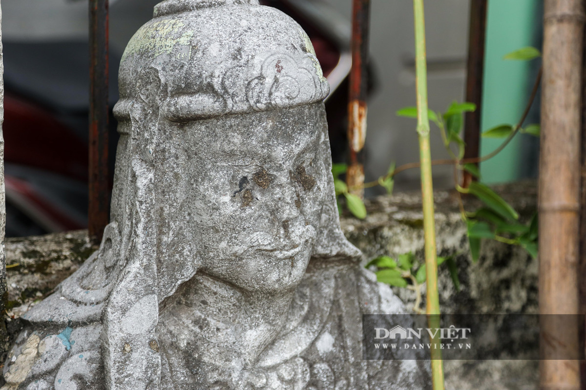 "Trước đây, phần sân trước lăng có hàng tượng đá, voi đá rất uy nghi, nhưng nay chỉ còn lại 3 pho tượng mà tượng nào cũng sứt đầu, mẻ tai", ông Năm chia sẻ.