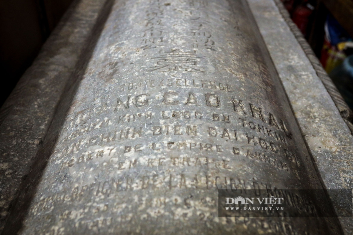Trên nắp quan tài vẫn còn rõ dòng chữ giới thiệu ngắn về người mất nằm bên trong, được khắc thủ công và dịch ra cả tiếng Anh, tiếng Pháp.