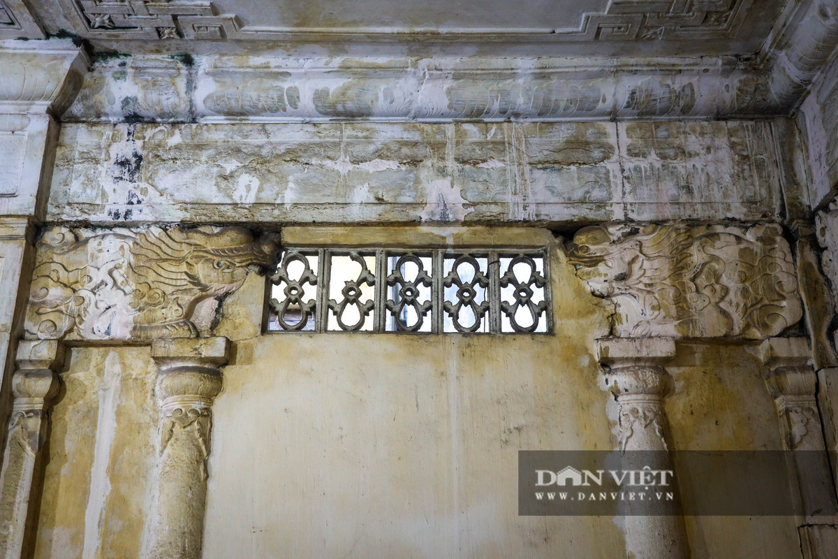 Bên trong lăng mộ nhiều chi tiết đã xuống cấp, các mảng tường ẩm thấp, bong tróc loang lổ.