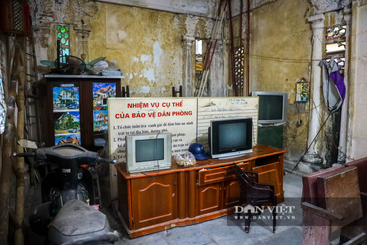 Không gian trong lăng mộ giờ thành kho chứa những món đồ lỉnh kỉnh, không ai sử dụng tới.